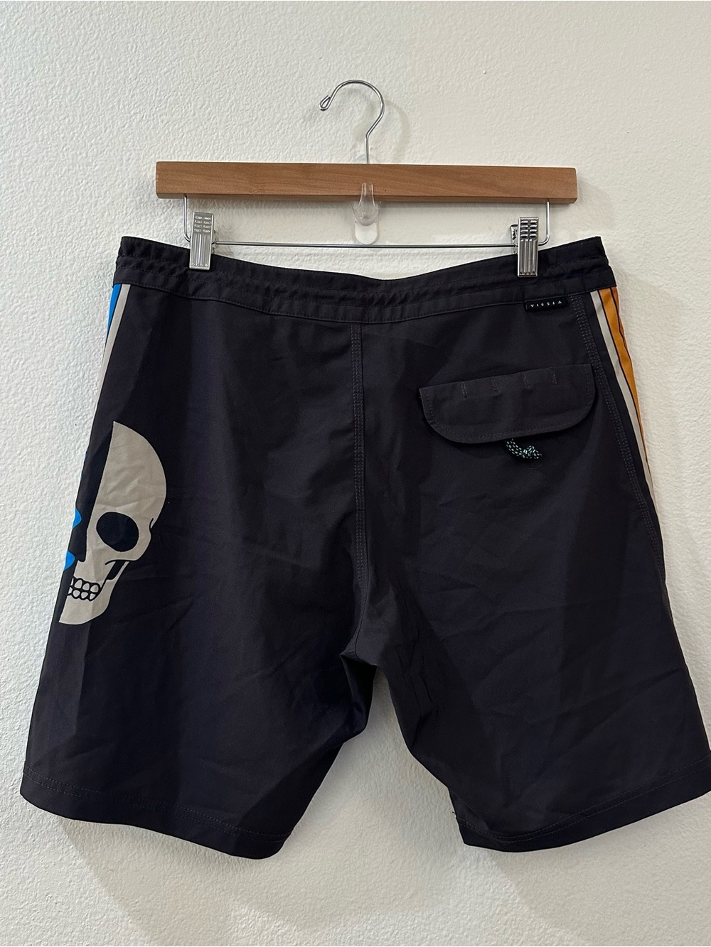 Vissla Cosmic Tides Skull 17.5” Boardshorts Size 32 Phantom Swim Trunks - Picture 7 of 9